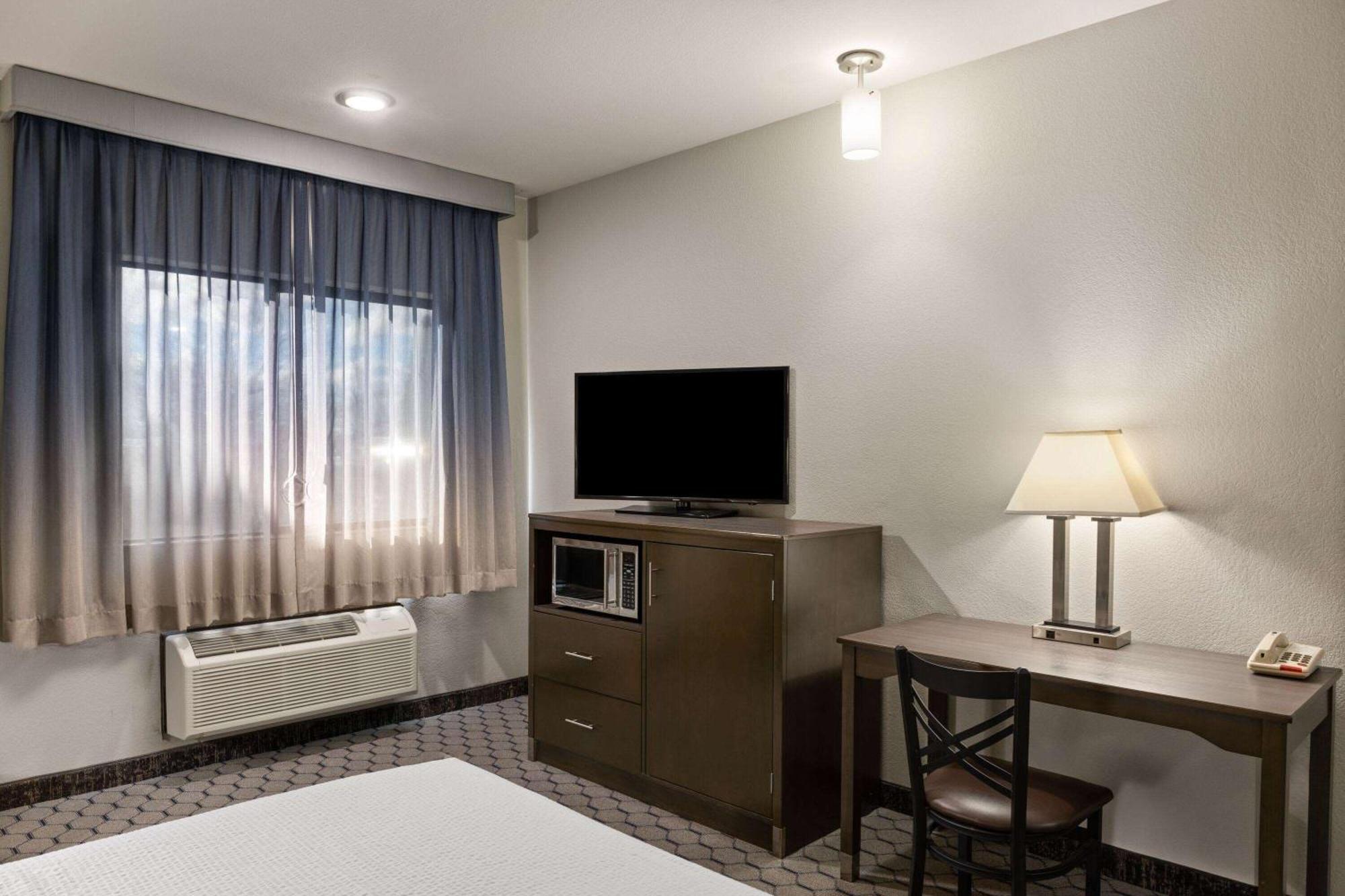 Baymont By Wyndham Moses Lake Exterior photo