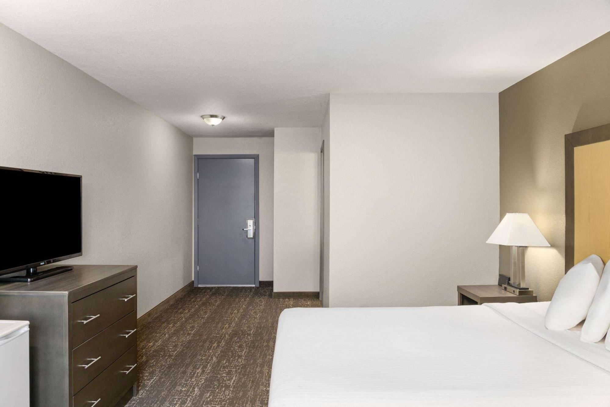 Baymont By Wyndham Moses Lake Exterior photo